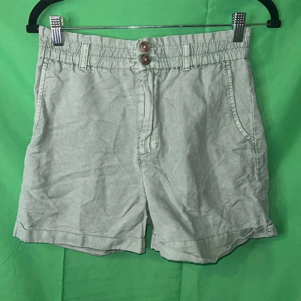 Beautiful olive colored gap khaki shorts, size 2